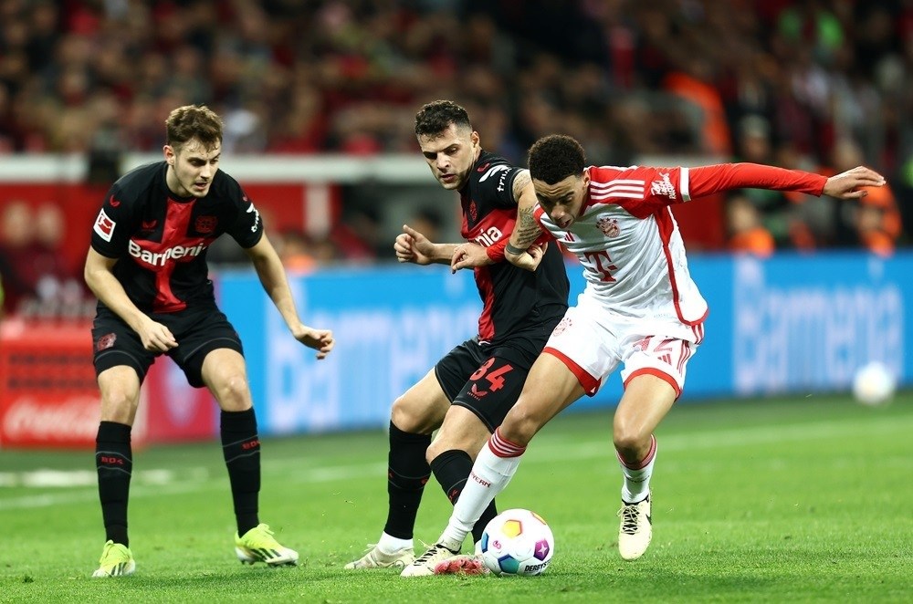 Granit Xhaka chỉ trích Michael Oliver sau trận Bayern đấu với Leverkusen