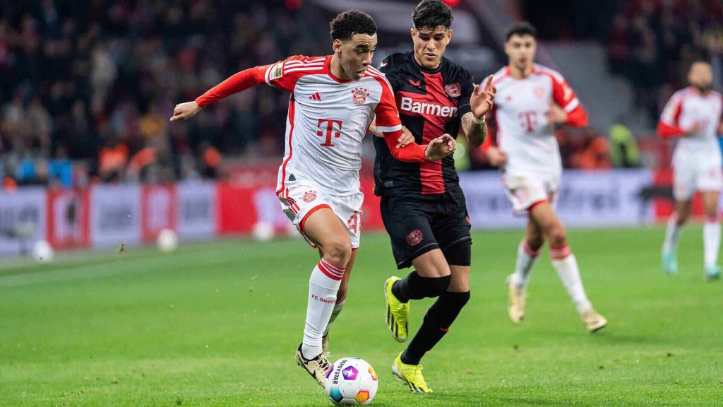 Granit Xhaka chỉ trích Michael Oliver sau trận Bayern đấu với Leverkusen