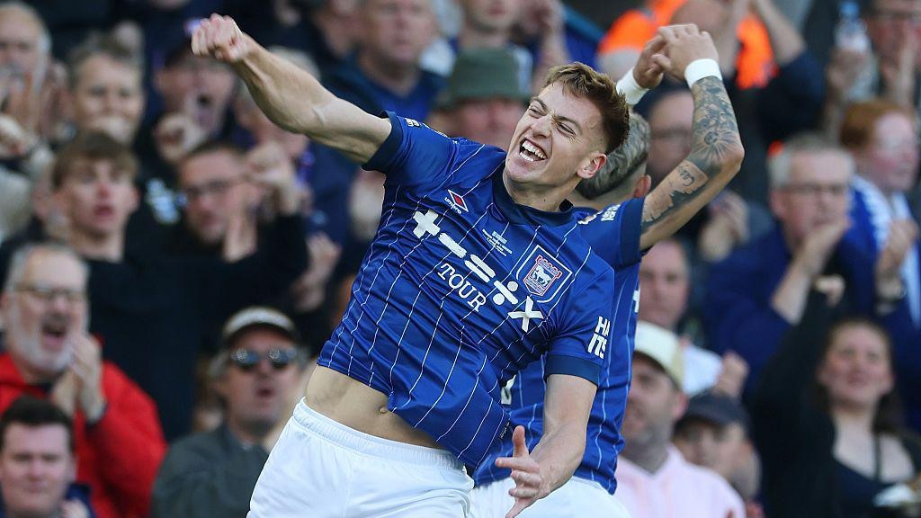Tin chuyển nhượng hôm nay 15/4: Manchester United và Chelsea cạnh tranh gay gắt giành Liam Delap